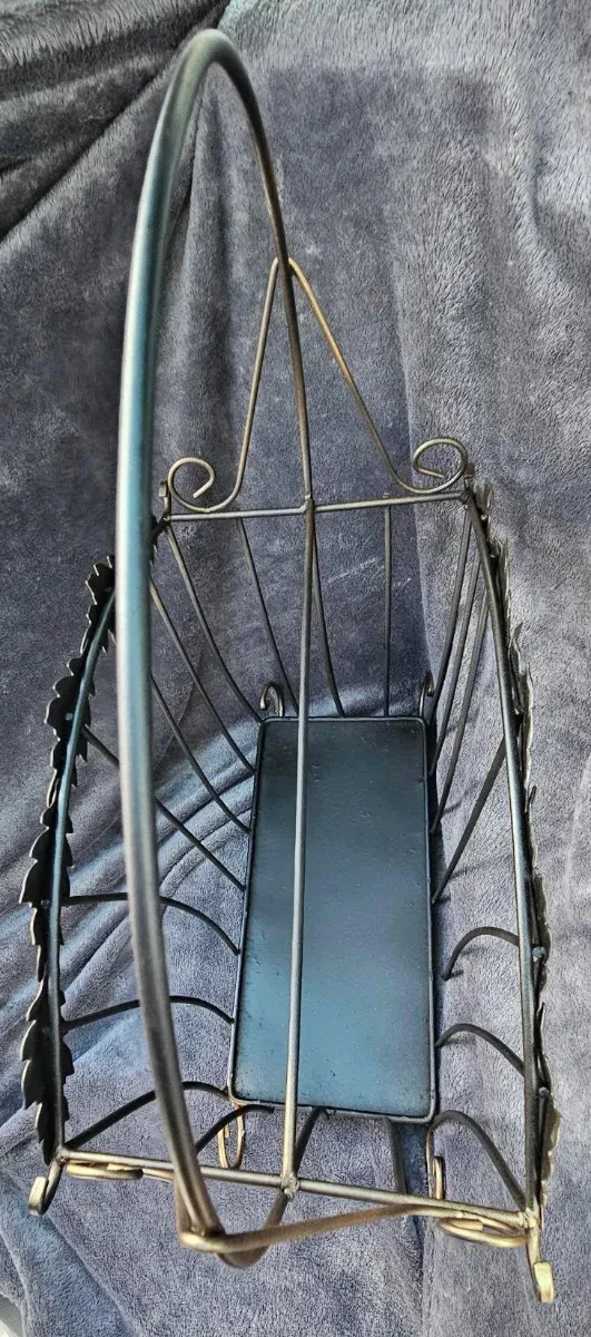 Revistero de hierro forjado artesanal