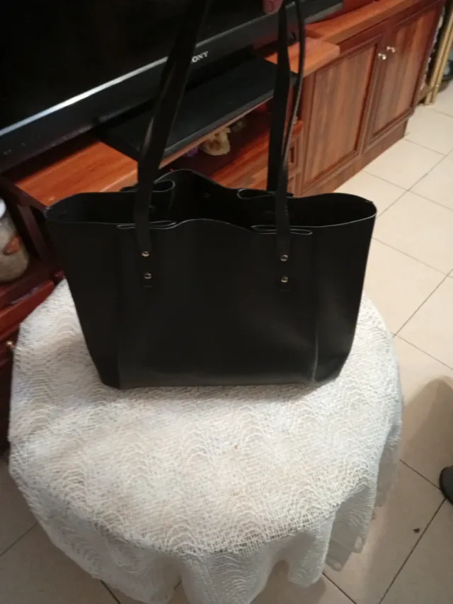 Bolso es grande de cuero negro muje está nuevo