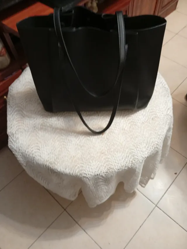 Bolso es grande de cuero negro muje está nuevo