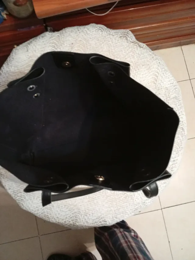 Bolso es grande de cuero negro muje está nuevo