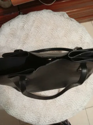 Bolso es grande de cuero negro muje está nuevo