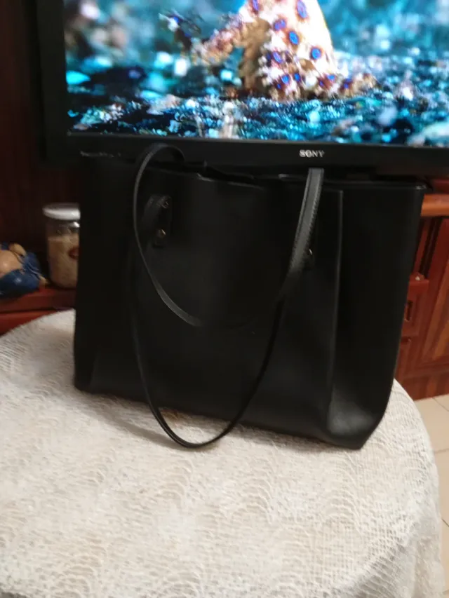 Bolso es grande de cuero negro muje está nuevo