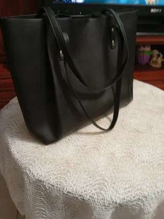 Bolso es grande de cuero negro muje está nuevo