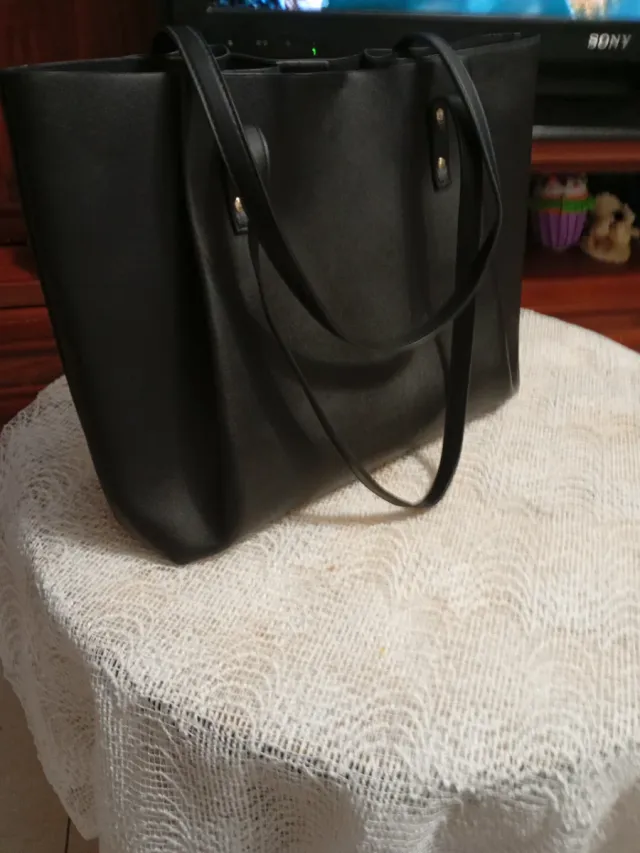 Bolso es grande de cuero negro muje está nuevo