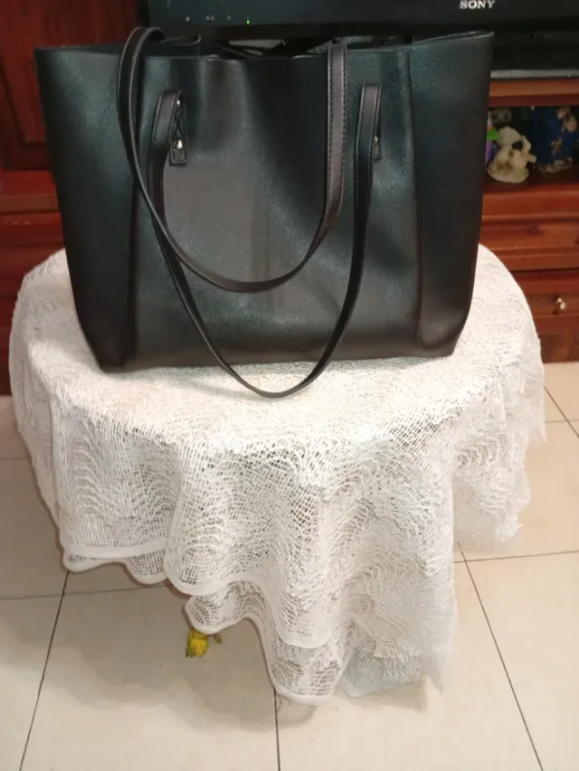 Bolso es grande de cuero negro muje está nuevo