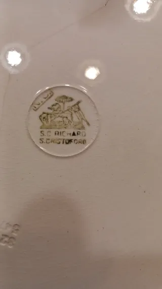 Antichi piatti decorati con fiori