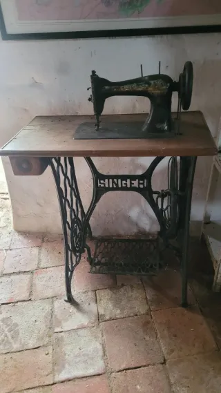 Máquina de coser SINGER antigua