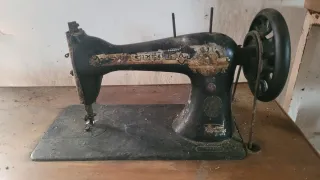 Máquina de coser SINGER antigua
