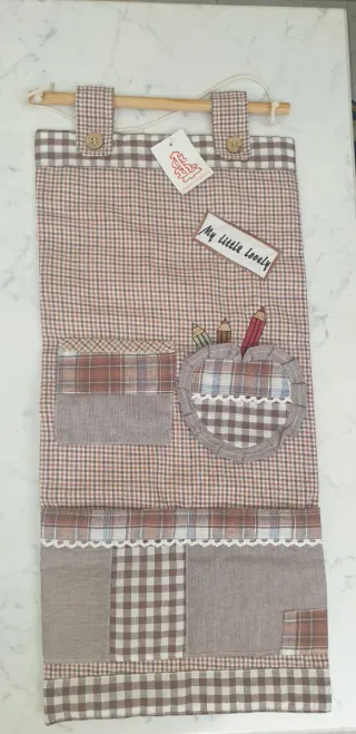 Portaoggetti in tessuto e legno