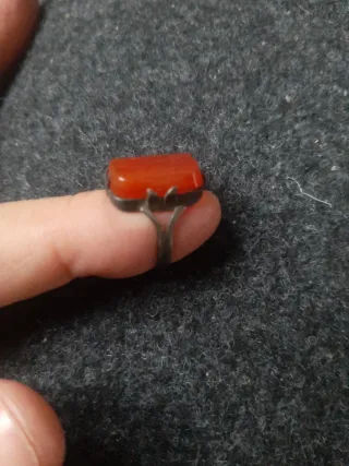 Anillo antiguo con piedra naranja