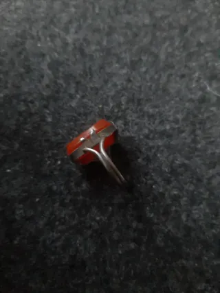 Anillo antiguo con piedra naranja