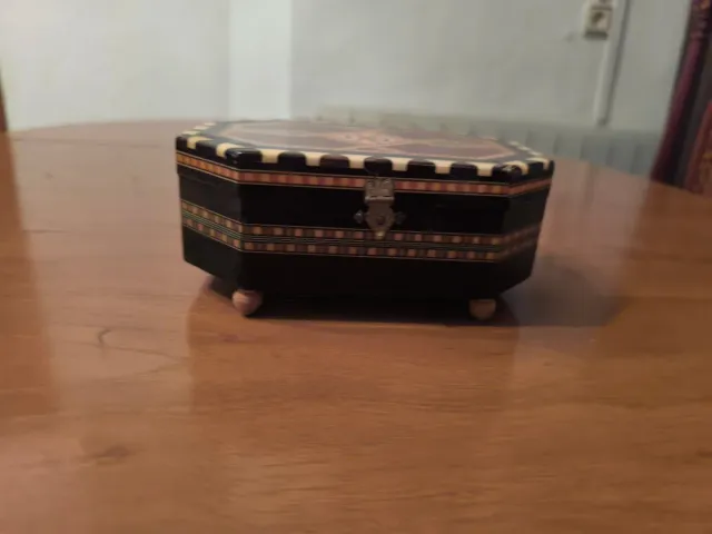 Caja de música octogonal decorada