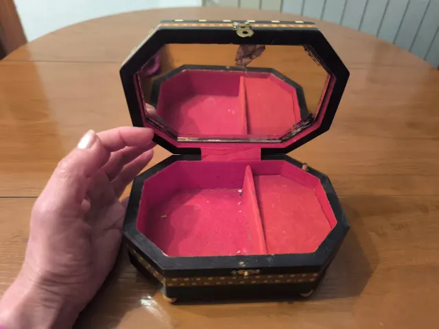 Caja de música octogonal decorada