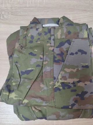 Traje boscoso pixelado.