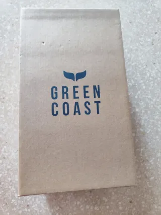 Zapatos planos plateados con tachuelas.