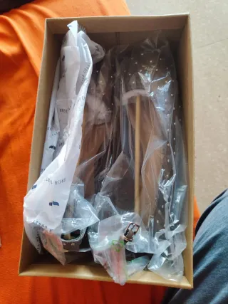 Zapatos planos plateados con tachuelas.