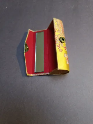 Mini joyero de viaje dorado y rojo