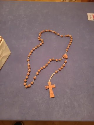 Rosario de madera con cruz