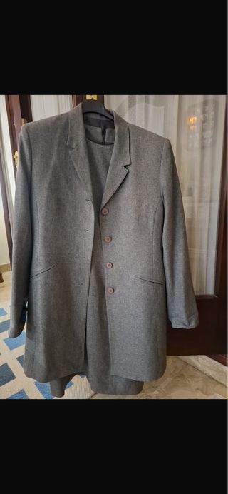 Traje gris con vestido
