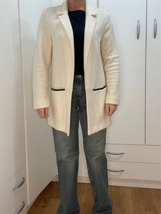 Chaqueta beige con detalles negros