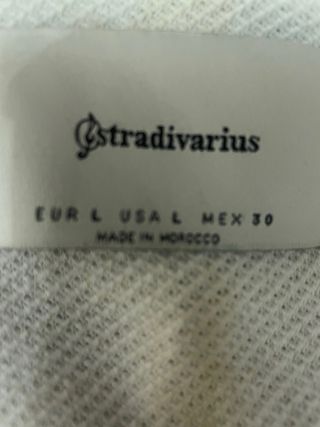 Chaqueta beige con detalles negros