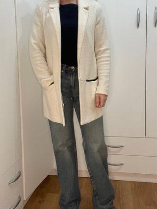 Chaqueta beige con detalles negros