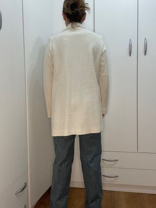 Chaqueta beige con detalles negros