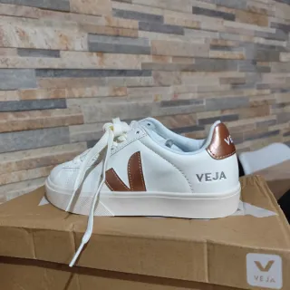 Zapatillas Veja Blancas y Doradas