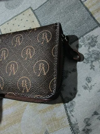 Portafoglio marrone con logo