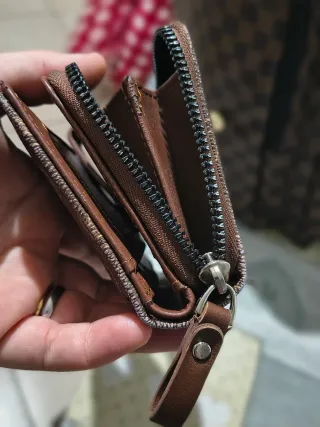 Portafoglio marrone con logo