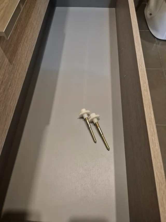 Mueble de baño gris con tiradores plateados