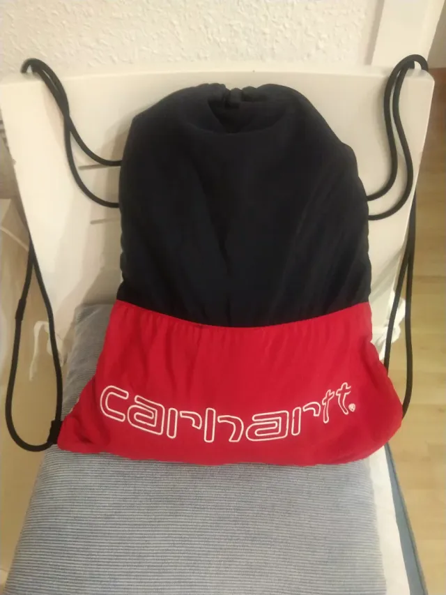 Mochila Carhartt Negra y Roja preciosa y practica,