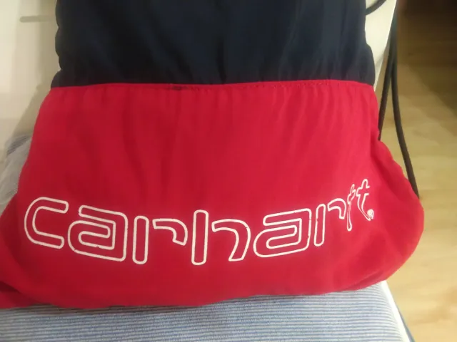 Mochila Carhartt Negra y Roja preciosa y practica,