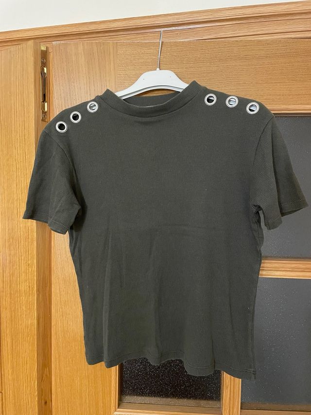 Camiseta Zara verde con remaches plateados