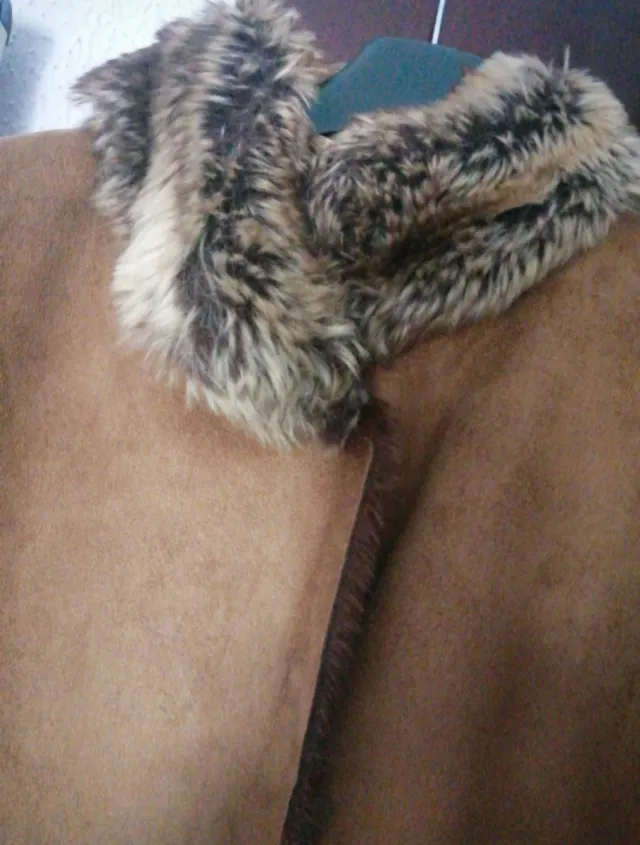 Abrigo de mujer, es de ante interior de borreguito