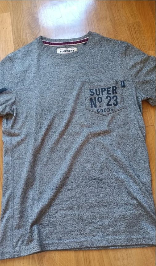 Camiseta Superdry gris con bolsillo