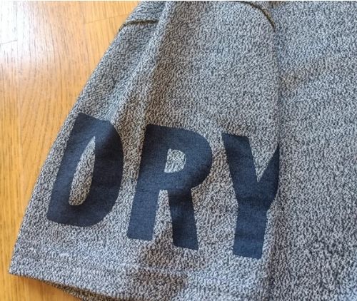 Camiseta Superdry gris con bolsillo