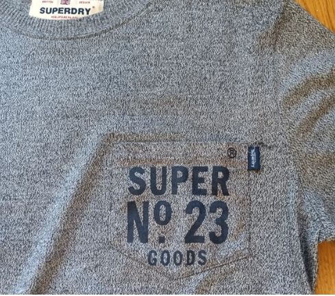 Camiseta Superdry gris con bolsillo