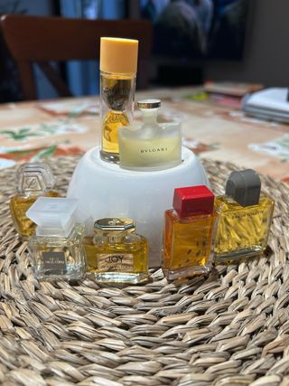 Collezione di miniature di profumi