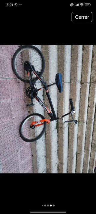 Bicicleta BMX negra con detalles naranjas