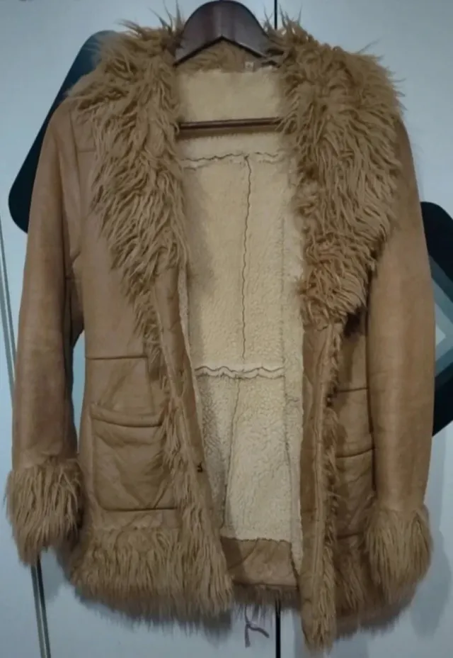 Chaquetón de pelo beige y marrón