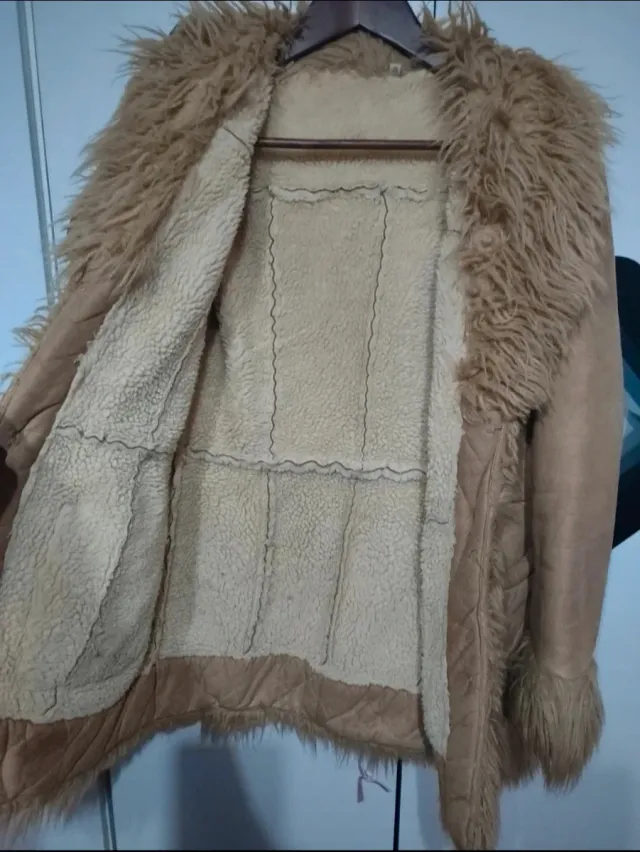 Chaquetón de pelo beige y marrón