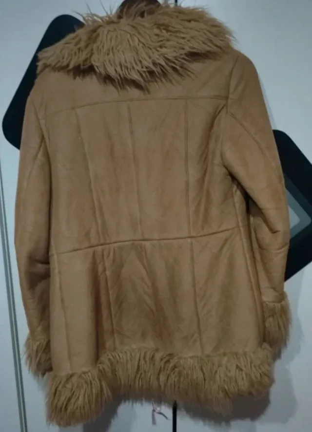 Chaquetón de pelo beige y marrón