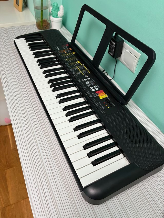 Teclado Yamaha PSR- F52