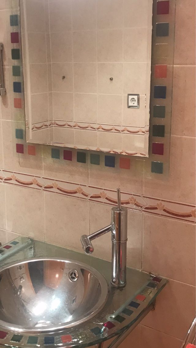 Lavabo de cristal con mosaico