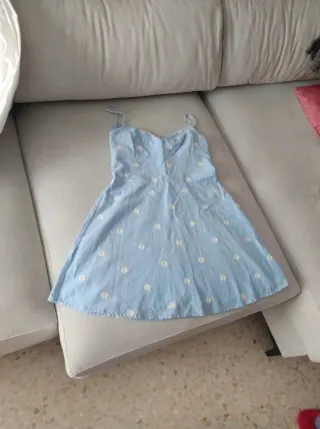 Vestido azul con flores blancas Stradivarius L