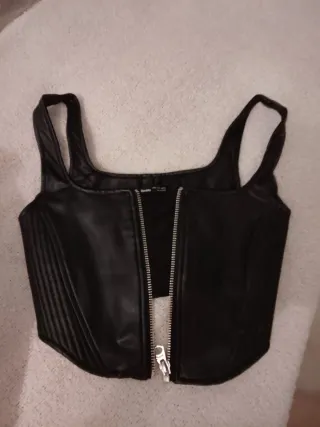 Top Corsé Cuero Negro Bershka