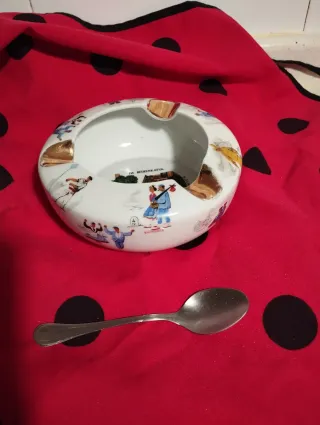 Cenicero de cerámica vasca decorado