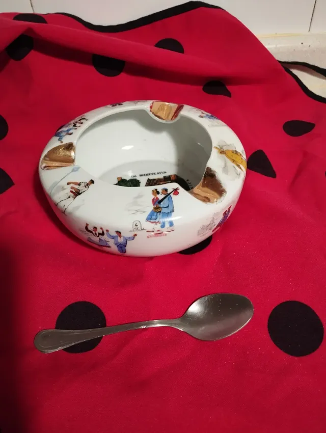 Cenicero de cerámica vasca decorato