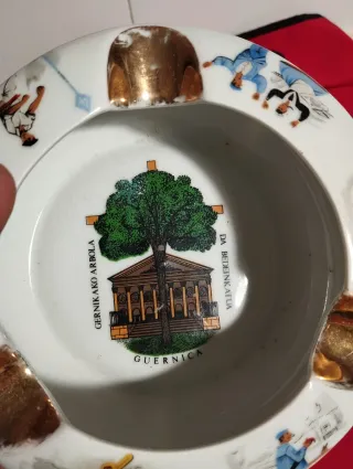 Cenicero de cerámica vasca decorado